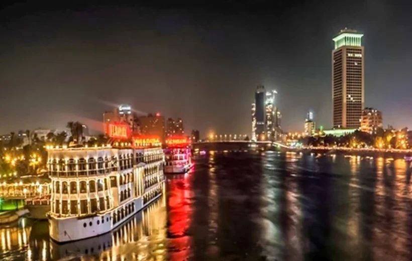 عشاء وعرض في رحلة بحرية على نهر النيل في القاهرة